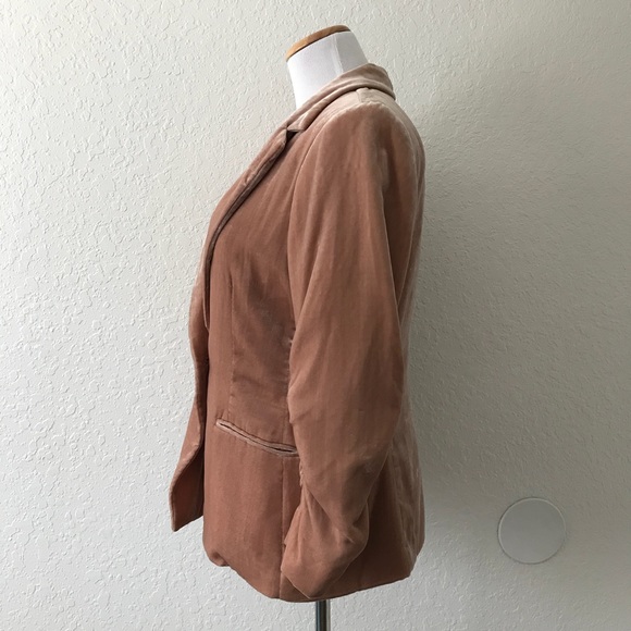 •Fashionista• Champagne Velvet Blazer - Picture 3 of 8